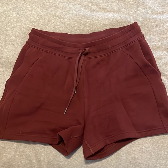 Lululemon Scuba High-Rise Short 5" in Red Merlot EUC - Picture 4 of 8
